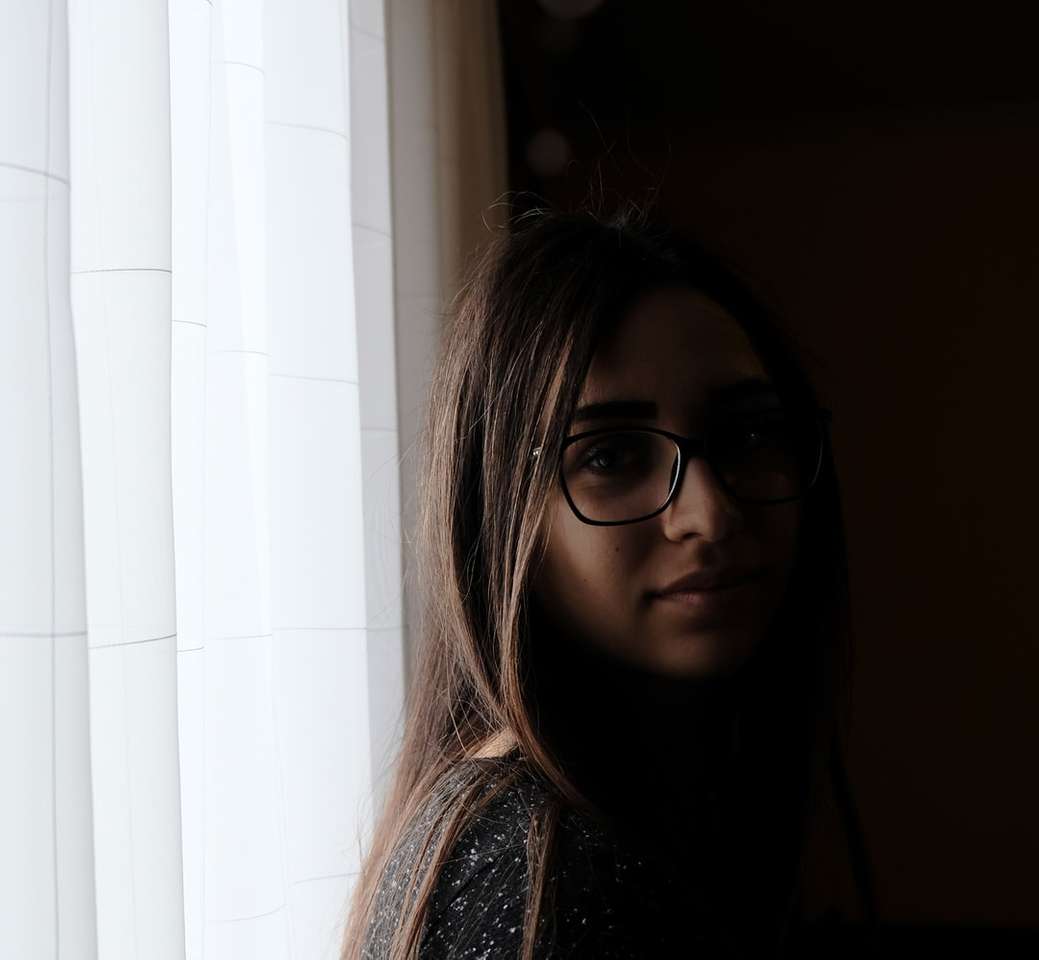 Frau in schwarz gerahmten Brillen Online-Puzzle