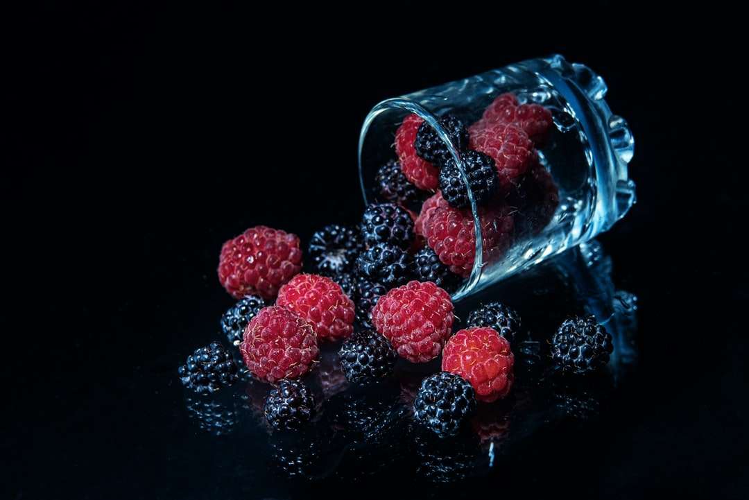 frutos rojos redondos en frasco de vidrio transparente rompecabezas en línea