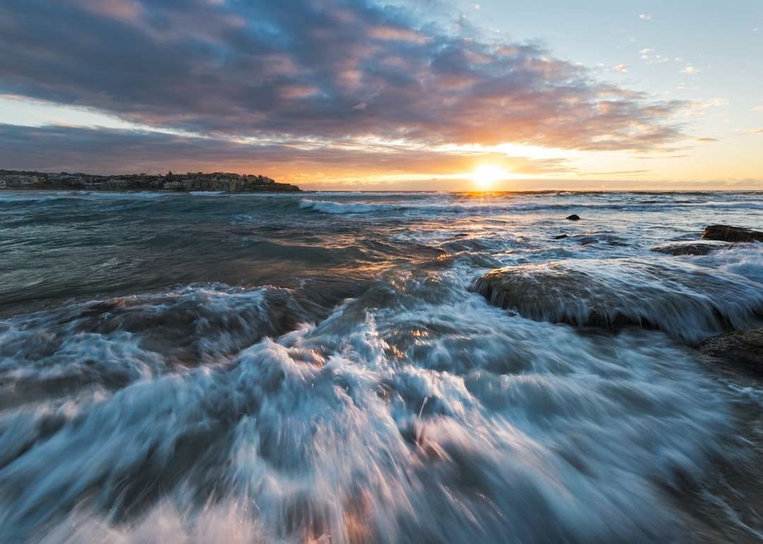 Meerwasser während des Sonnenuntergangs Puzzlespiel online
