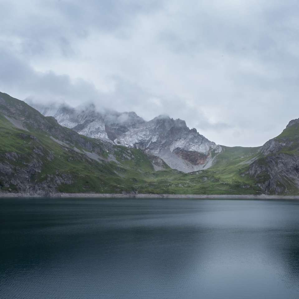 πράσινα και άσπρα βουνά δίπλα στο νερό online παζλ