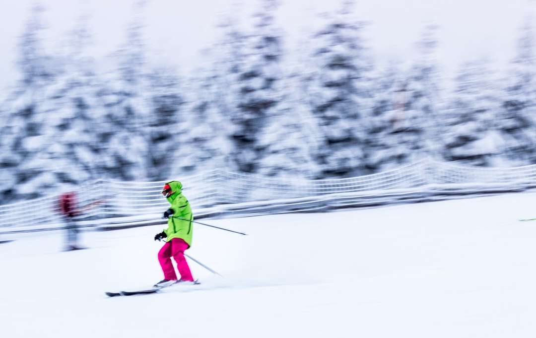photographie de mise au point sélective de personne sur les lames de ski puzzle en ligne