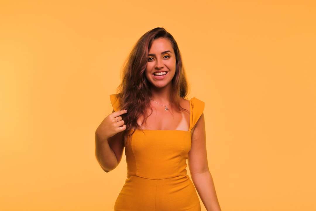 γυναίκα σε κίτρινο αμάνικο φόρεμα online παζλ