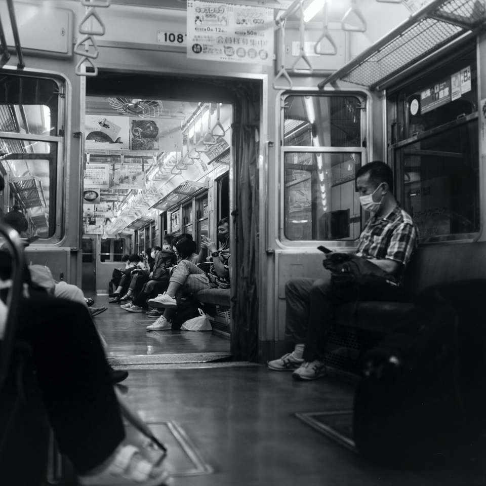 gråskalefoto av människor inne i tåget pussel på nätet