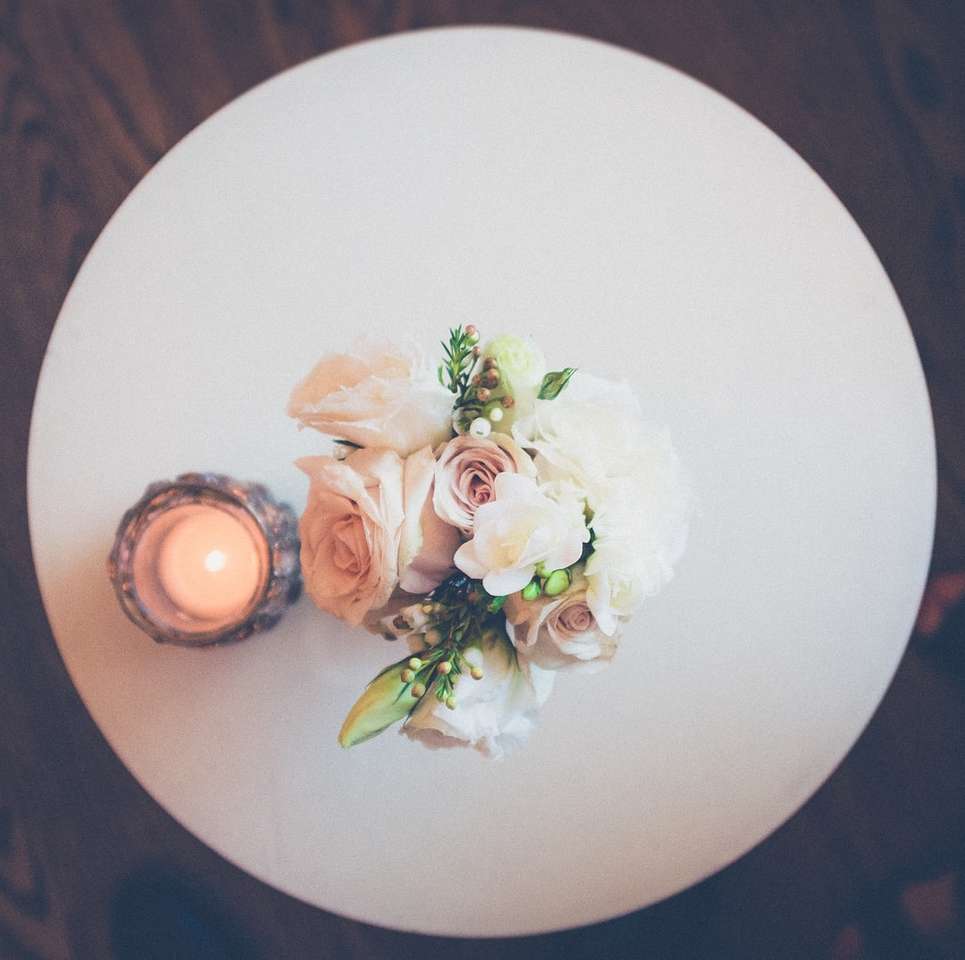 λευκά ροδαλά λουλούδια δίπλα σε αναμμένο κερί παζλ online