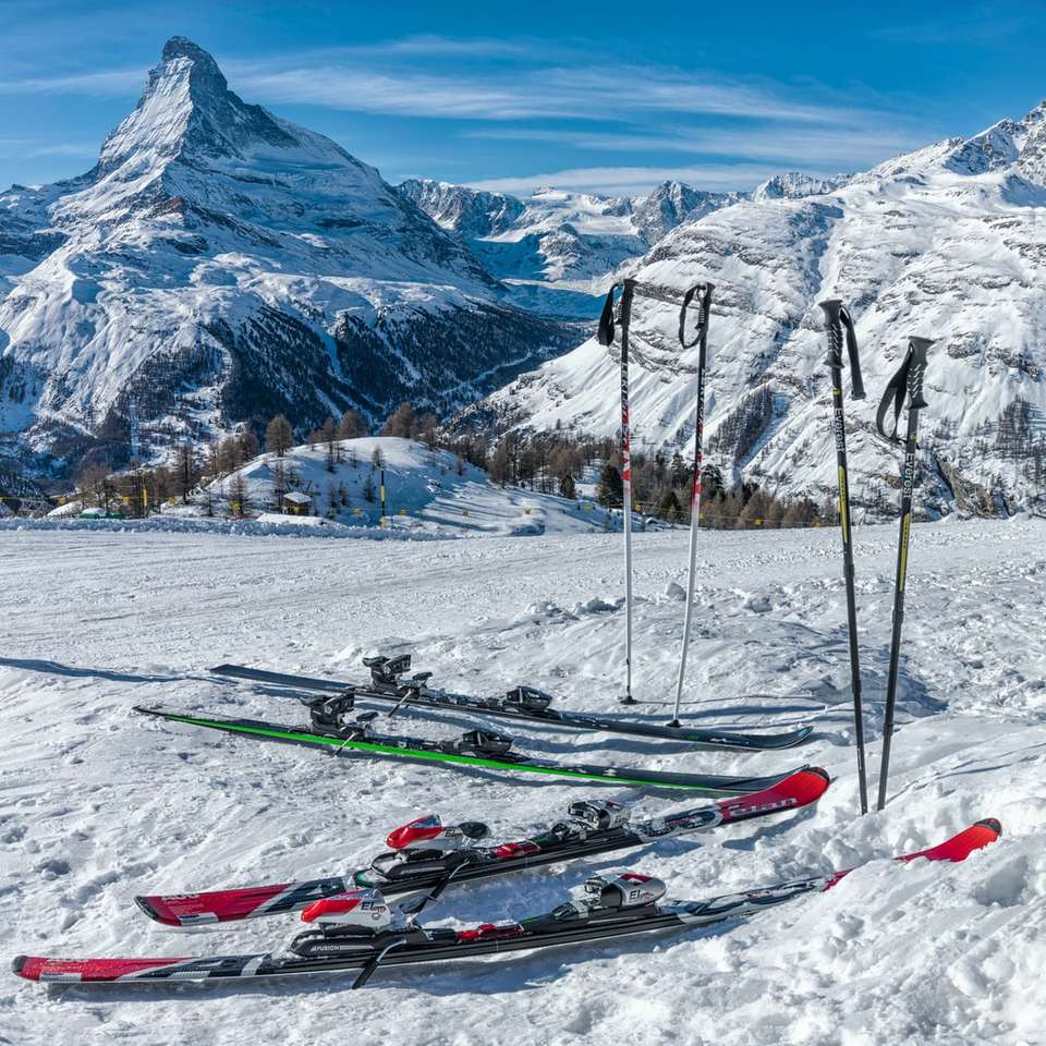 dva páry červených a zelených lyží skládačky online