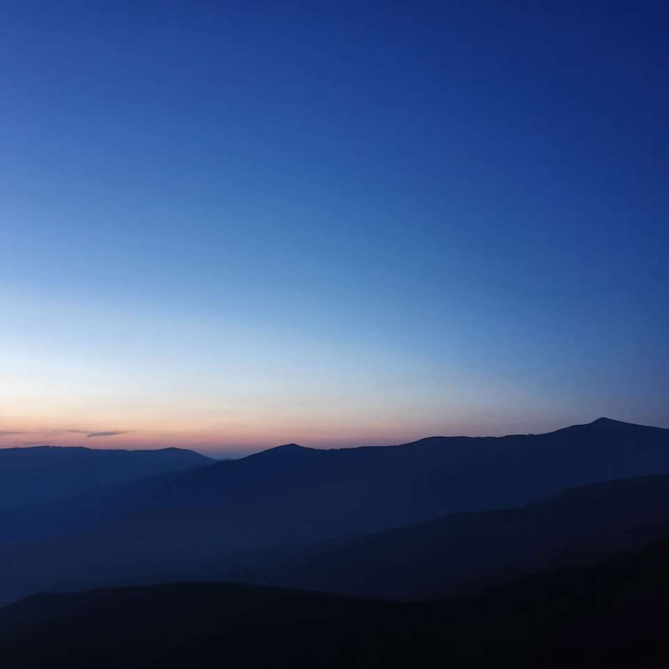 Schattenbild der Berge während des Sonnenuntergangs Online-Puzzle