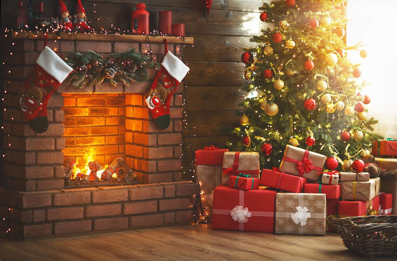 Adornos navideños junto a la chimenea. rompecabezas en línea