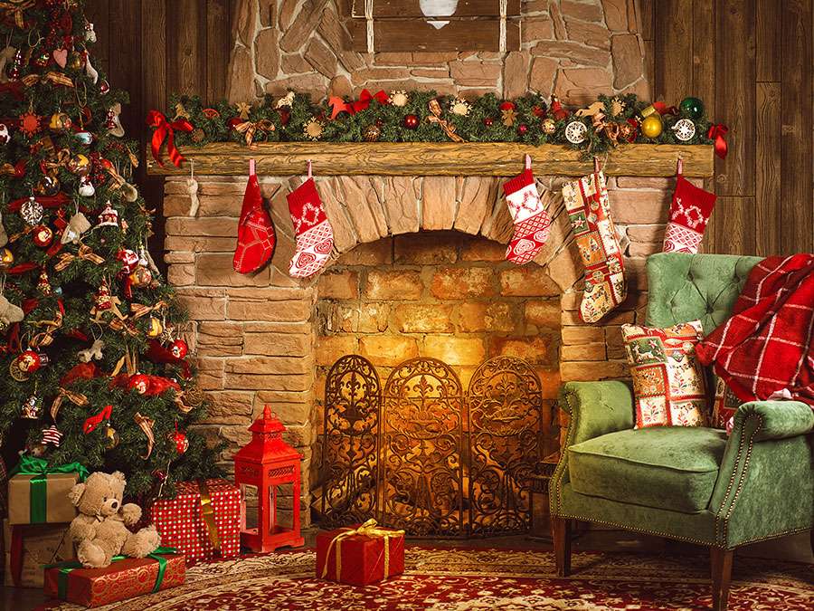 Karácsonyi díszek a kandalló előtt kirakós online