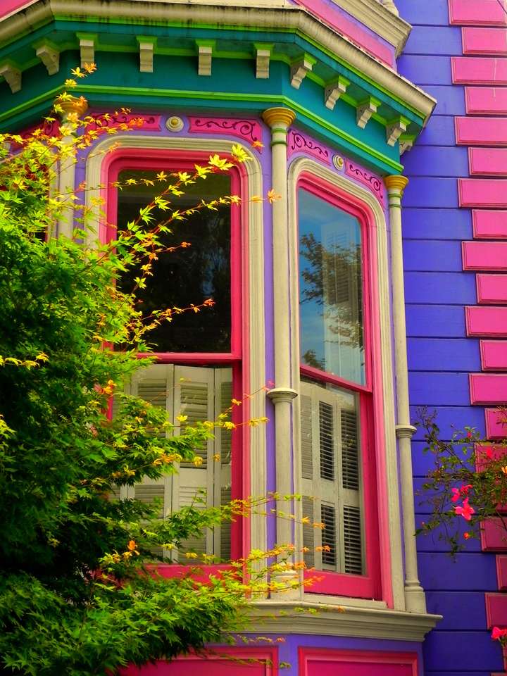 Frente de casa colorida com janela saliente puzzle online
