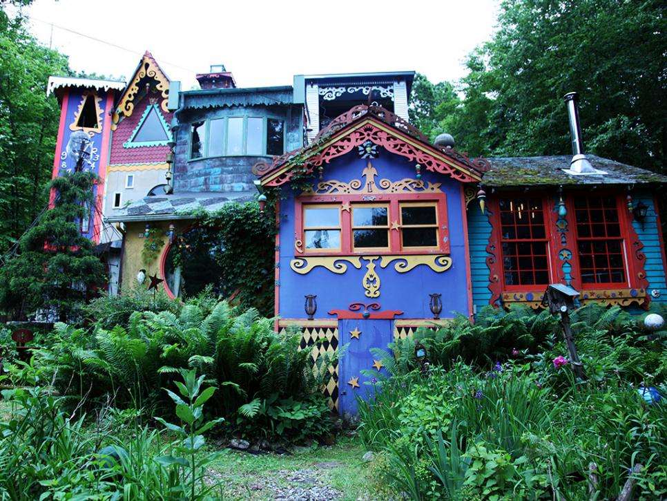 Färgrikt hus vid skogen Pussel online