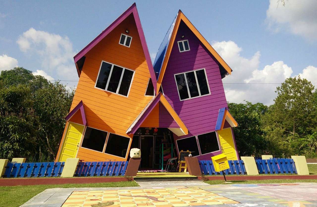 Два різнокольорових кривих будиночка пазл онлайн