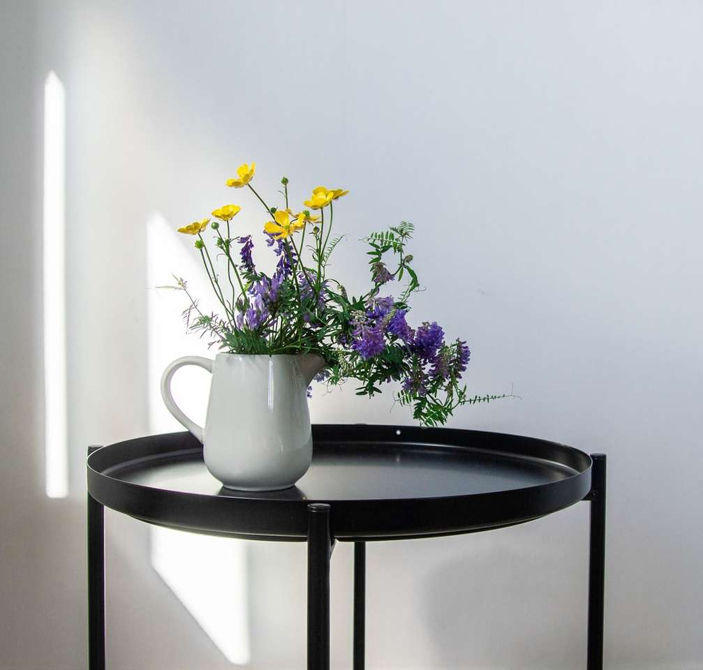 κίτρινα και άσπρα λουλούδια σε λευκό κεραμικό βάζο παζλ online