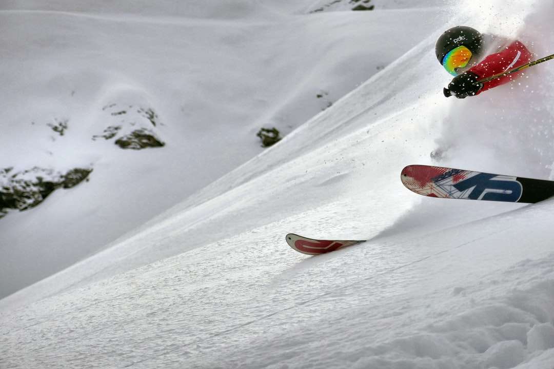 χρονική φωτογραφία του ανθρώπου που κάνει σκι στο χιονισμένο βουνό παζλ online