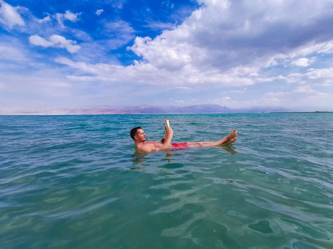 kvinna i blå och vit bikini som simmar i havet Pussel online