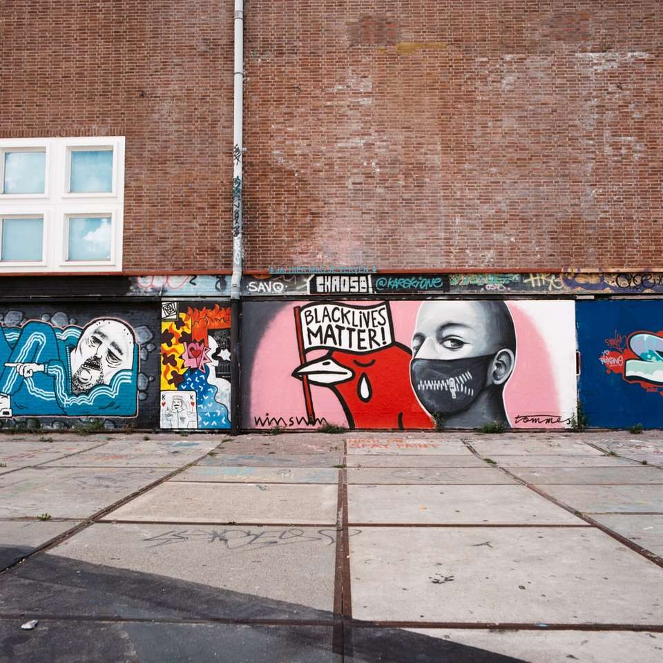 καφέ τούβλο τοίχος με γκράφιτι παζλ online