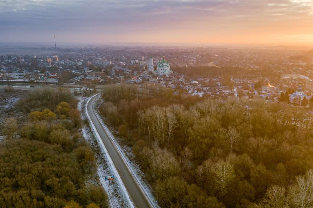 Luftaufnahme der Stadt während des Sonnenuntergangs Online-Puzzle