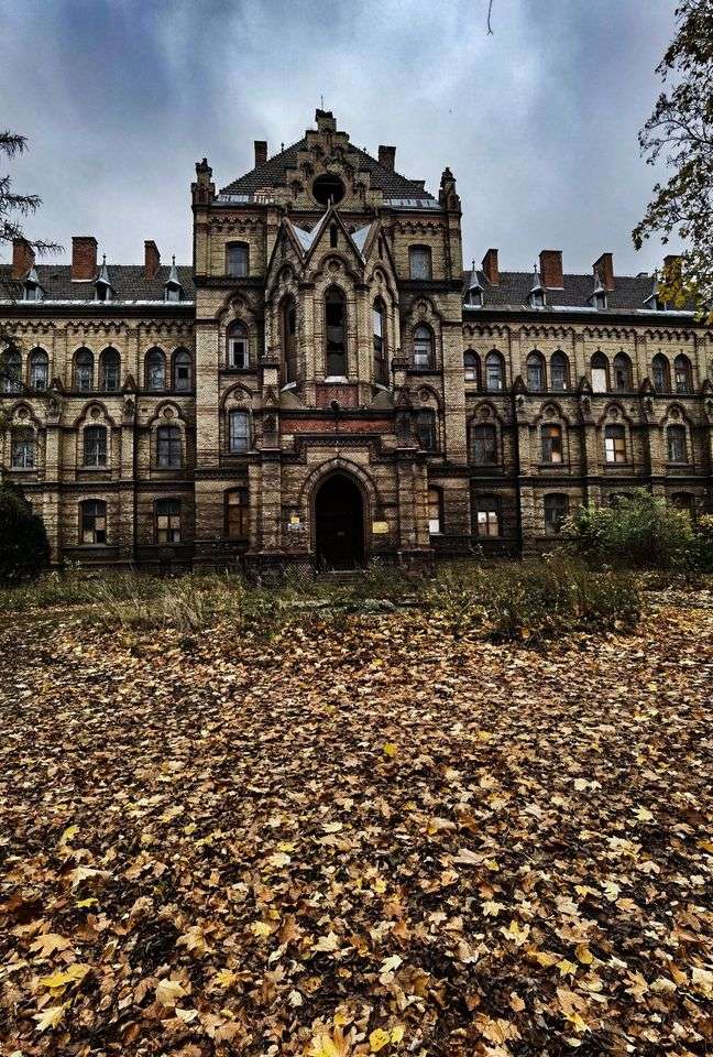 der Palast in Mokrzeszów im Herbst Online-Puzzle
