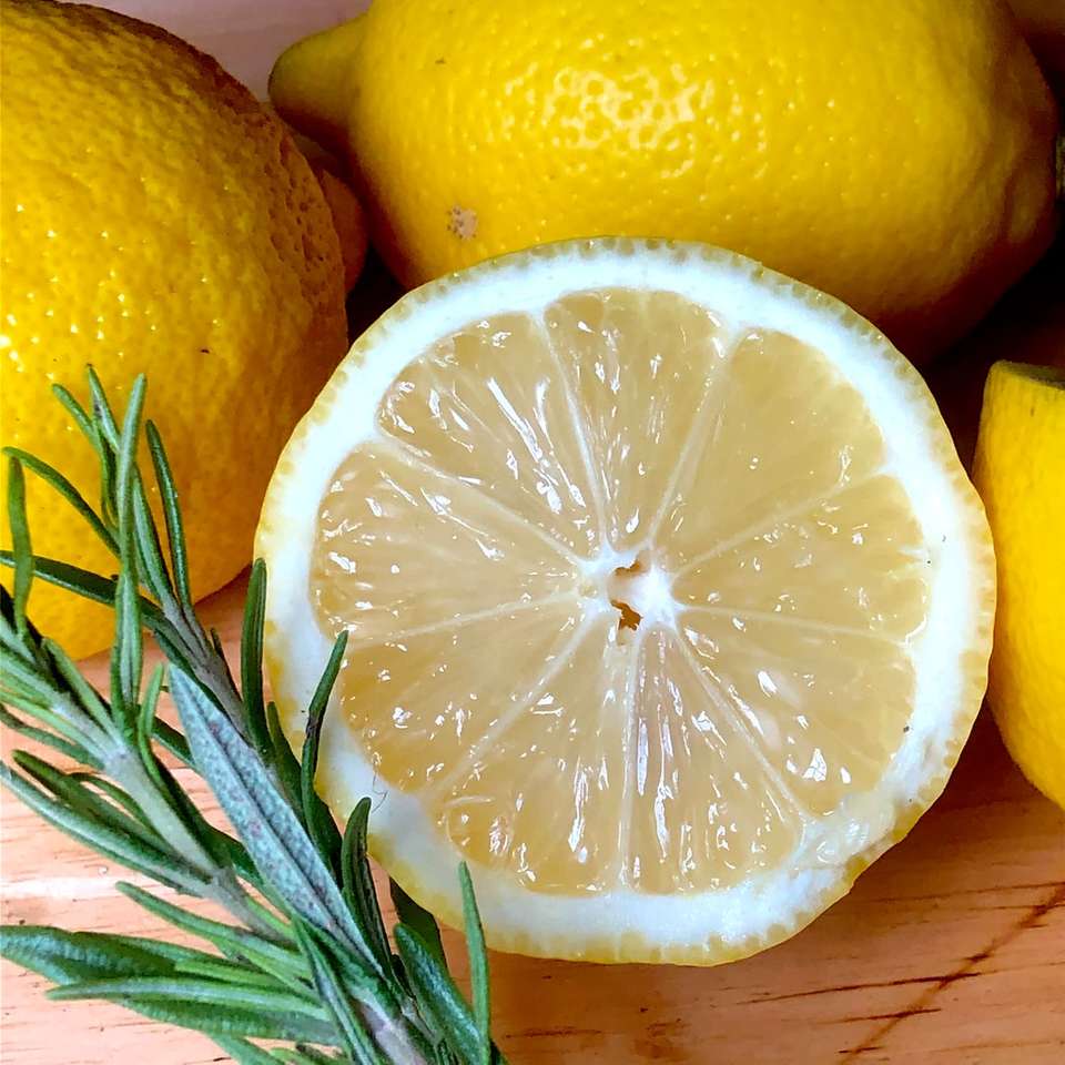 sárga citrom gyümölcs mellett zöld levelek kirakós online