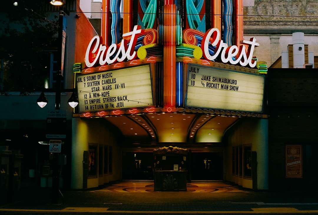 Кино театър Crest в града онлайн пъзел