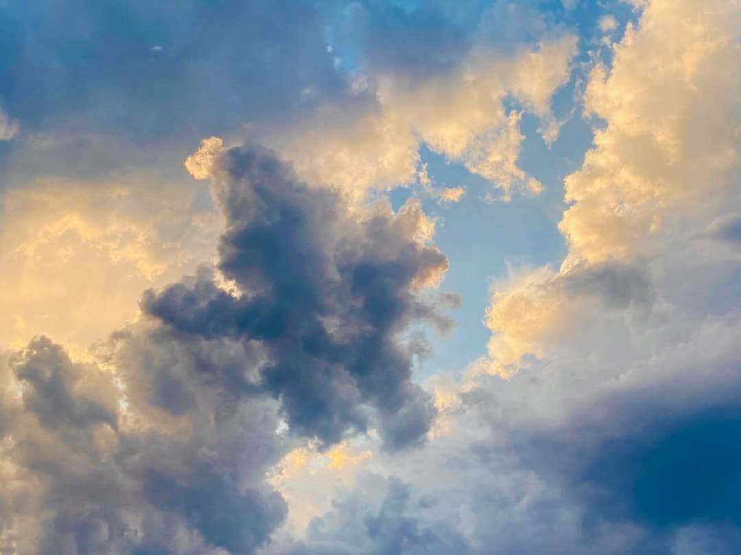 fehér felhők és kék ég nappal online puzzle