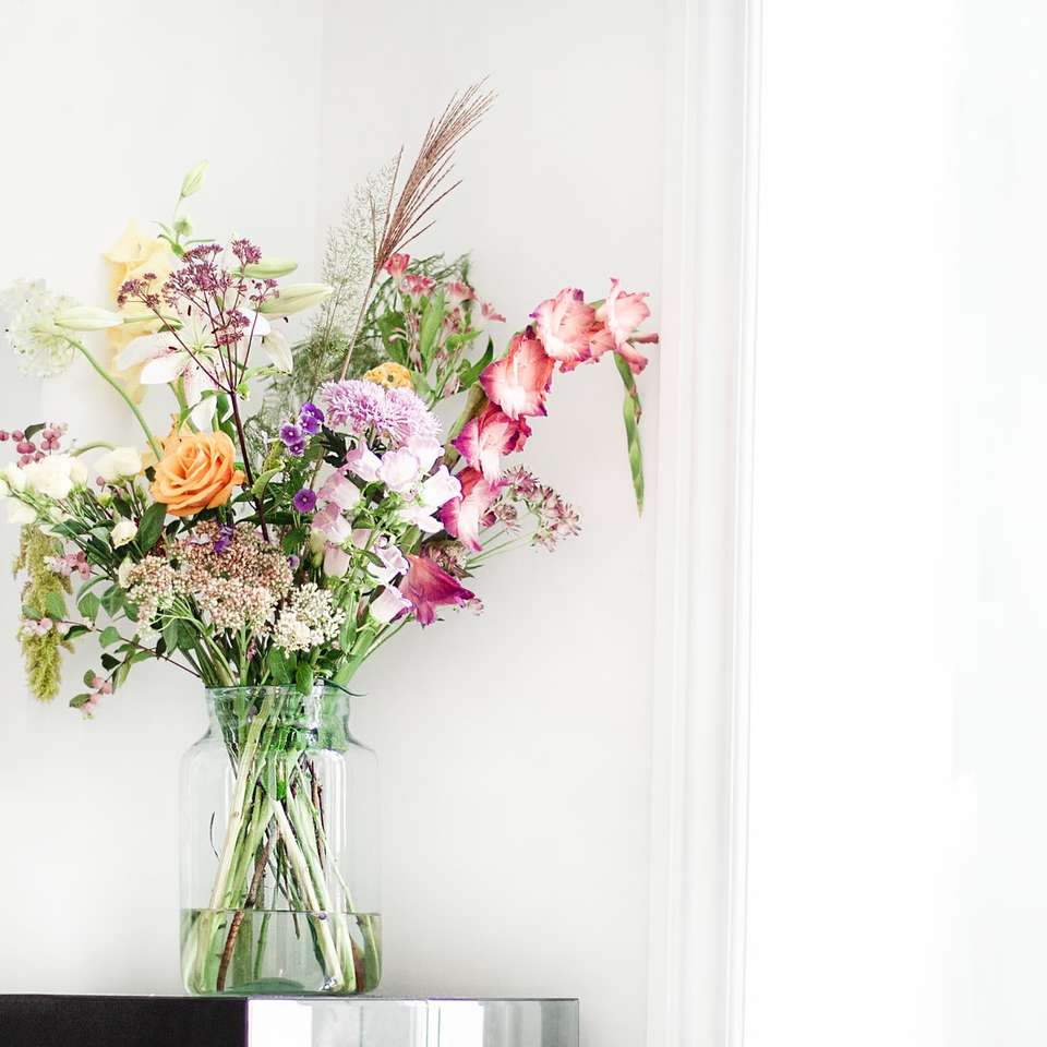 розови и жълти цветя в прозрачна стъклена ваза онлайн пъзел