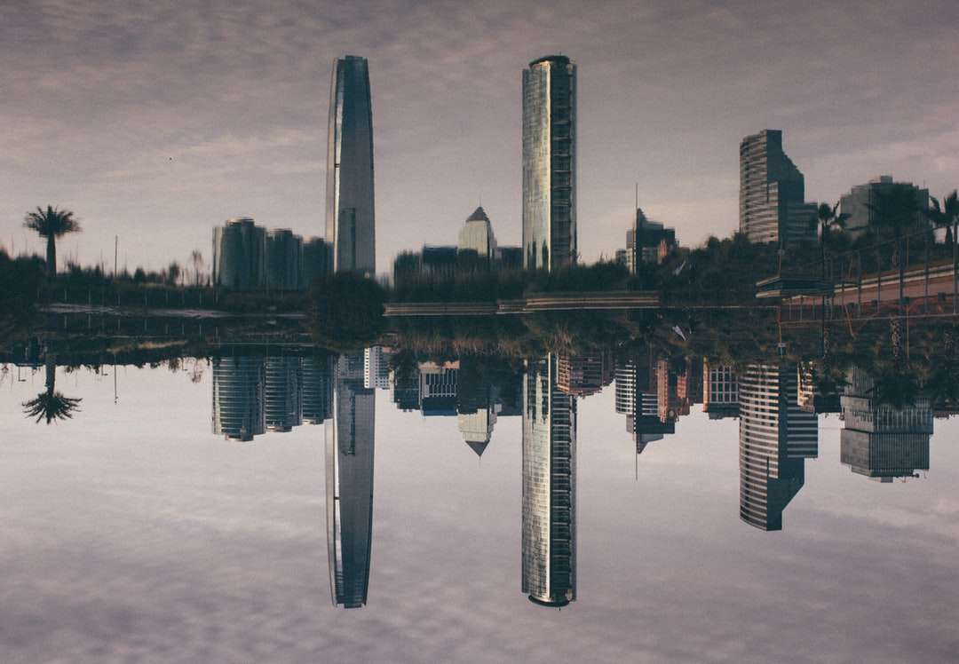 fotografia reflexiva de edifícios quebra-cabeças online