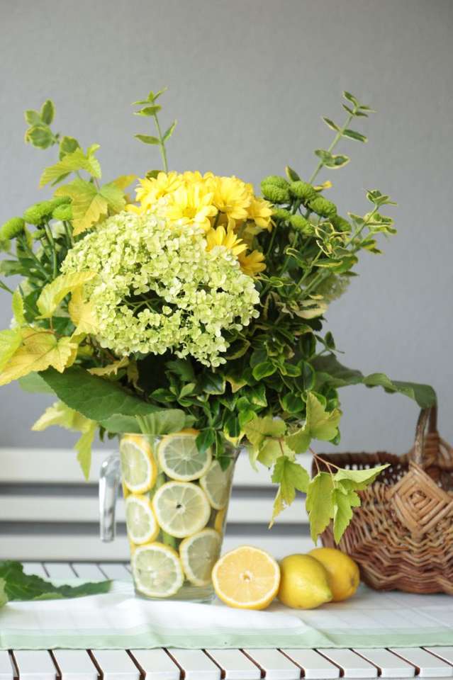 аранжировка на цветя в жълто онлайн пъзел