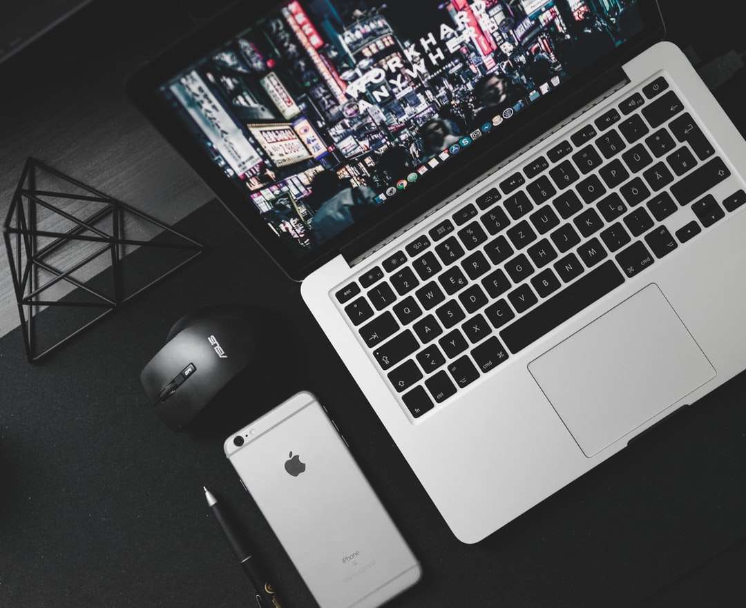 aktiverat MacBook Pro bredvid rymdgrå iPhone 6s Pussel online