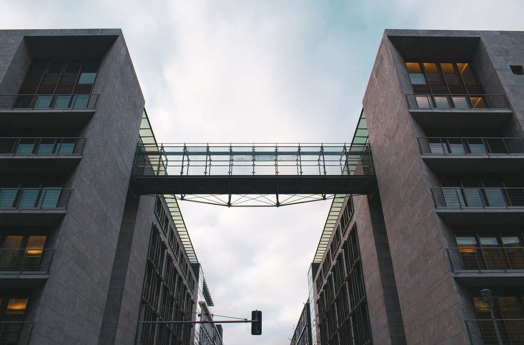 edifício de concreto cinza sob um céu branco durante o dia quebra-cabeças online
