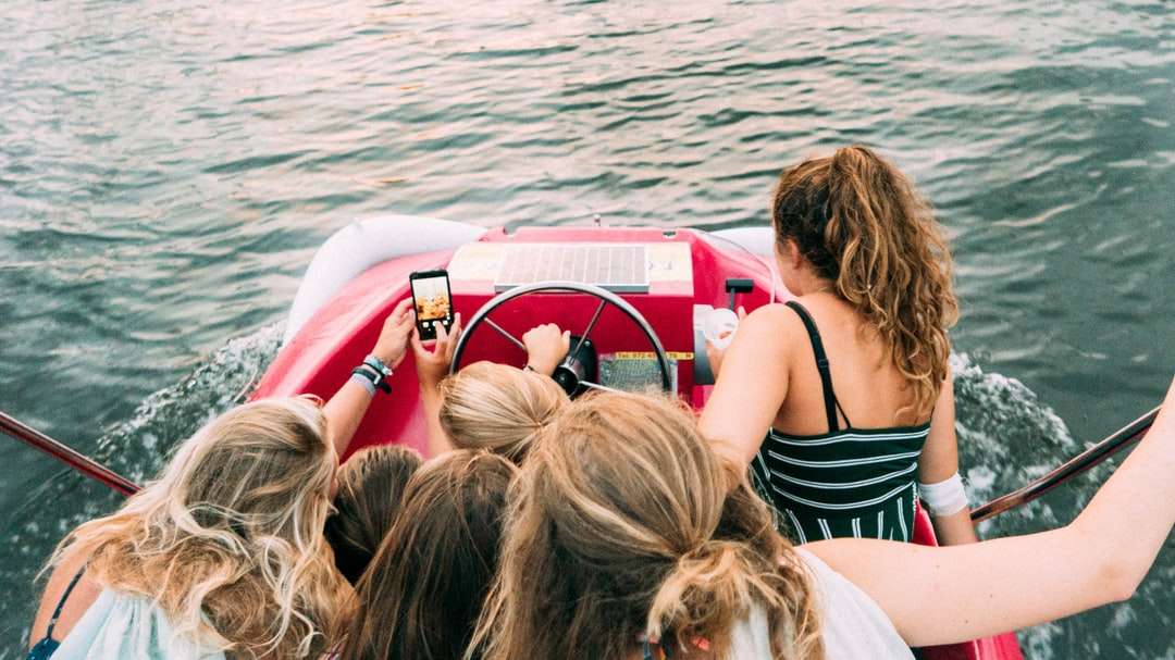 ボートに乗っている女性 ジグソーパズルオンライン