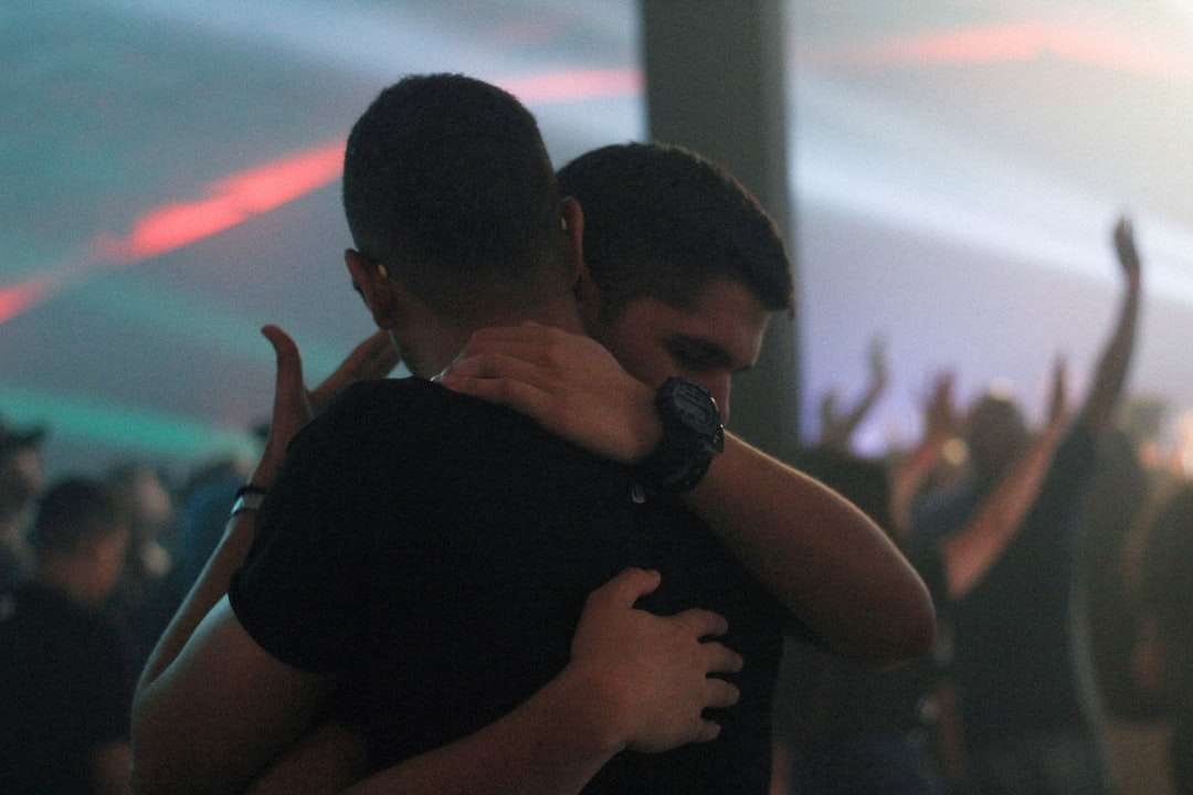 två män kramar varandra i baren pussel på nätet