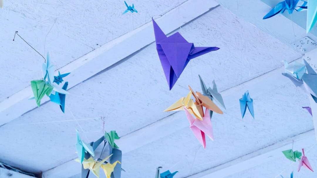 válogatott színű origami papírok lógtak a mennyezeten kirakós online