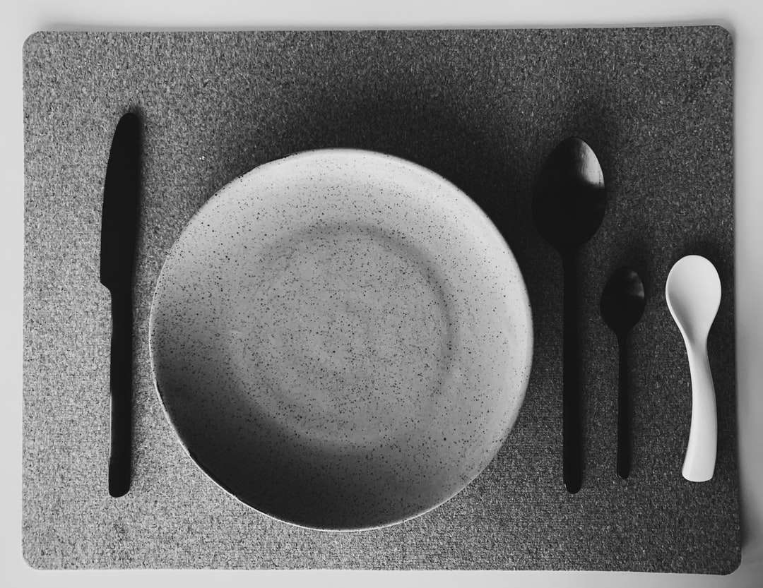 bílý keramický talíř a stříbrná vidlička skládačky online