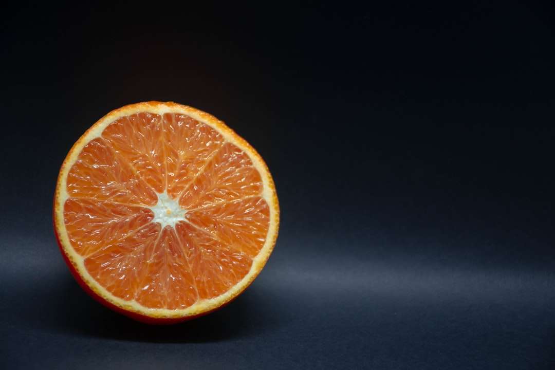fruta laranja na superfície preta puzzle online
