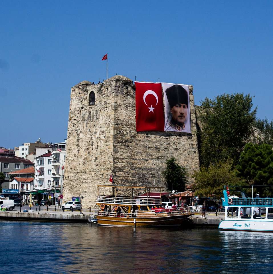 висит знамя Мустафы Кемаля Ататюрка онлайн-пазл