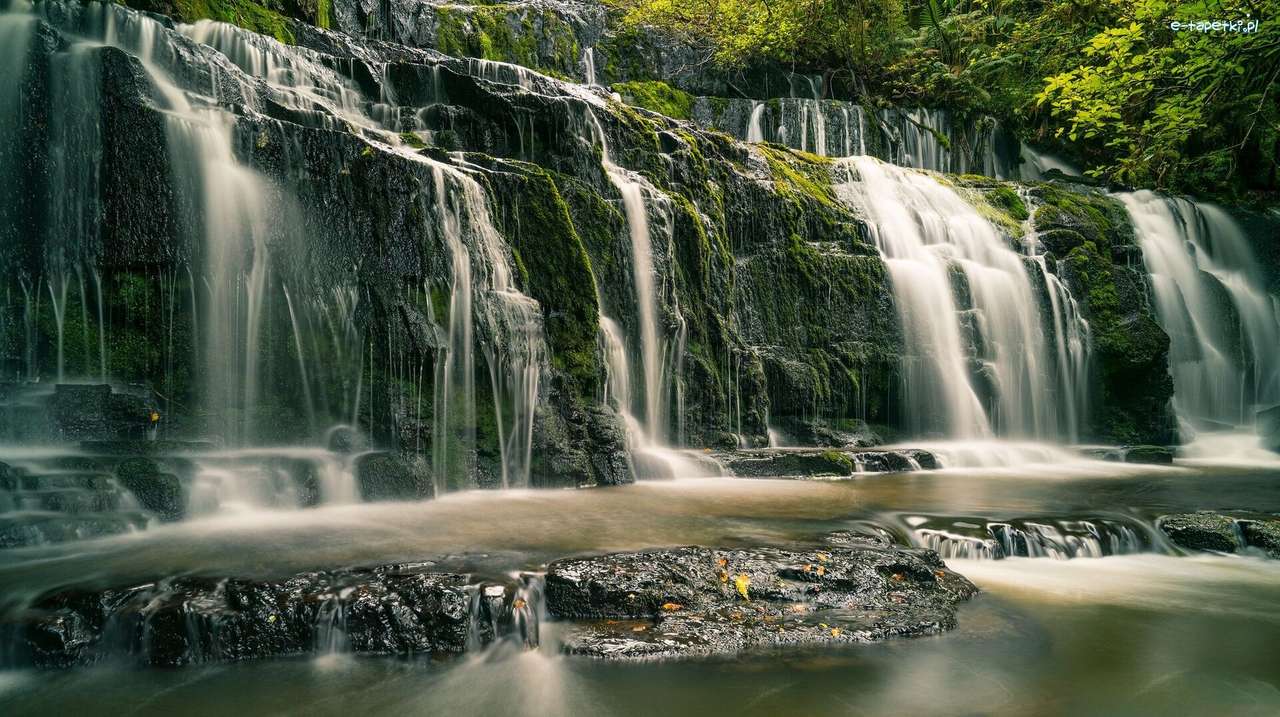 водопад върху скалите онлайн пъзел