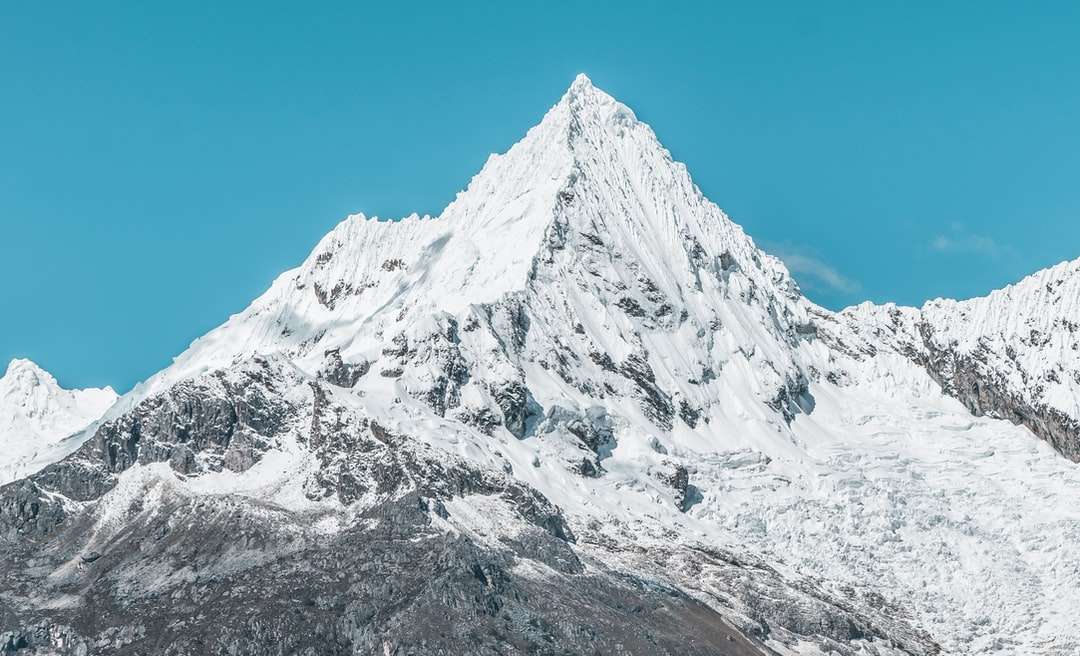 планина, покрита със сняг през деня онлайн пъзел