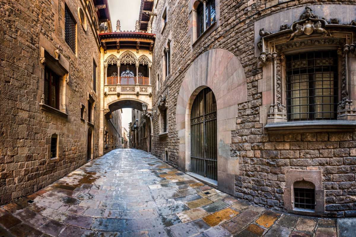 Barcelona old town alley jigsaw puzzle online