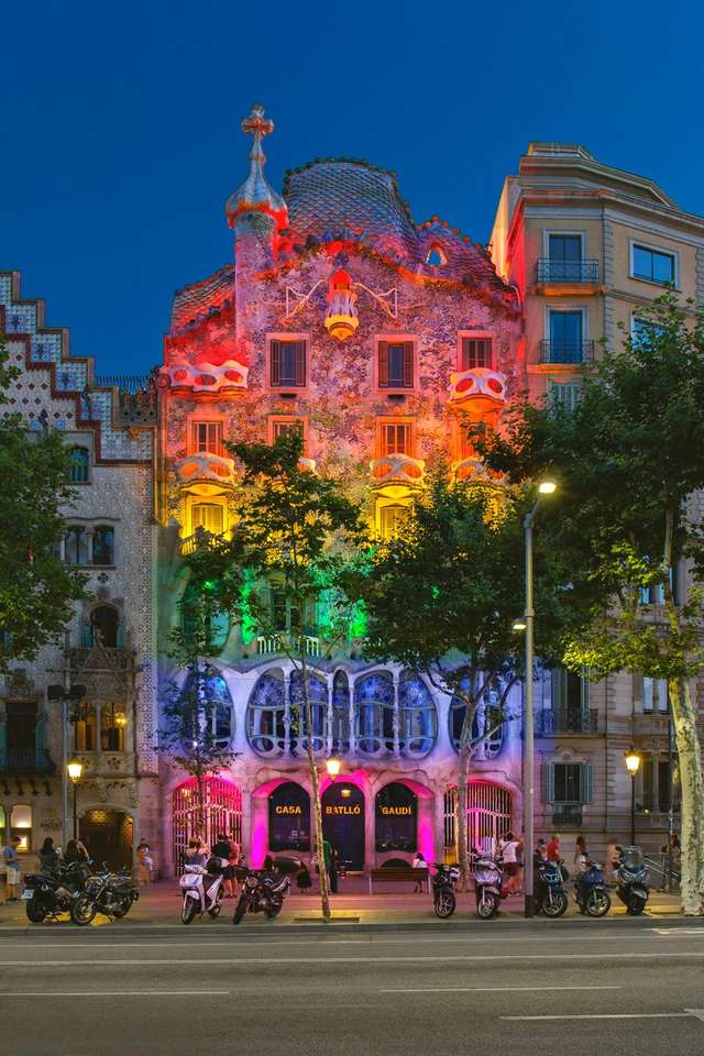 Barcelona Gaudi House online puzzle