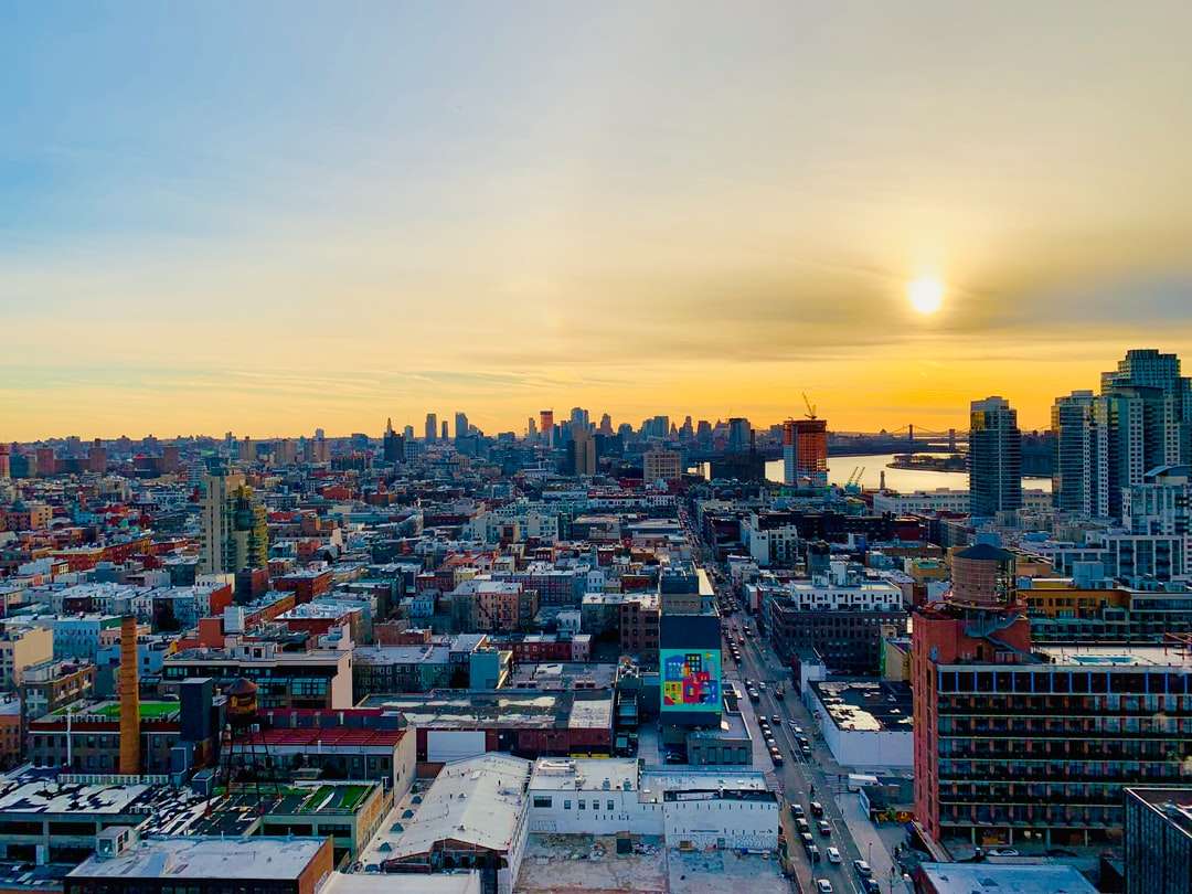 Luftbildfotografie der Stadt während der goldenen Stunde Puzzlespiel online