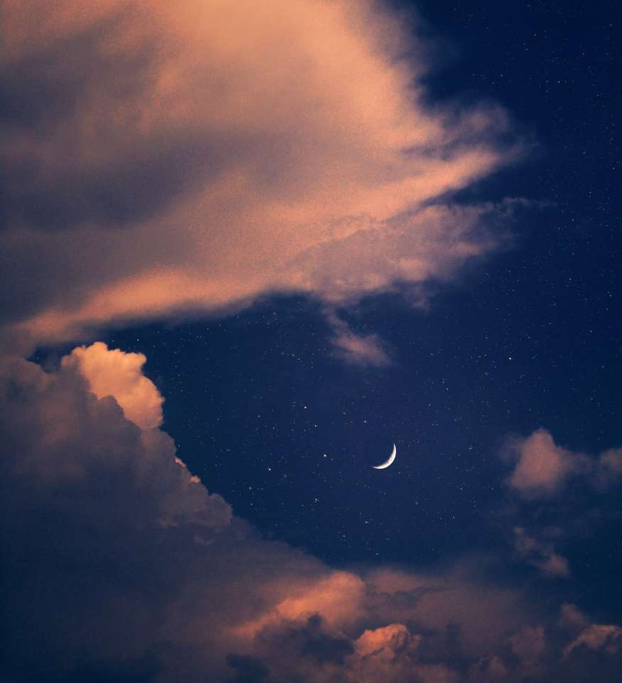 volle maan bedekt door wolken legpuzzel online