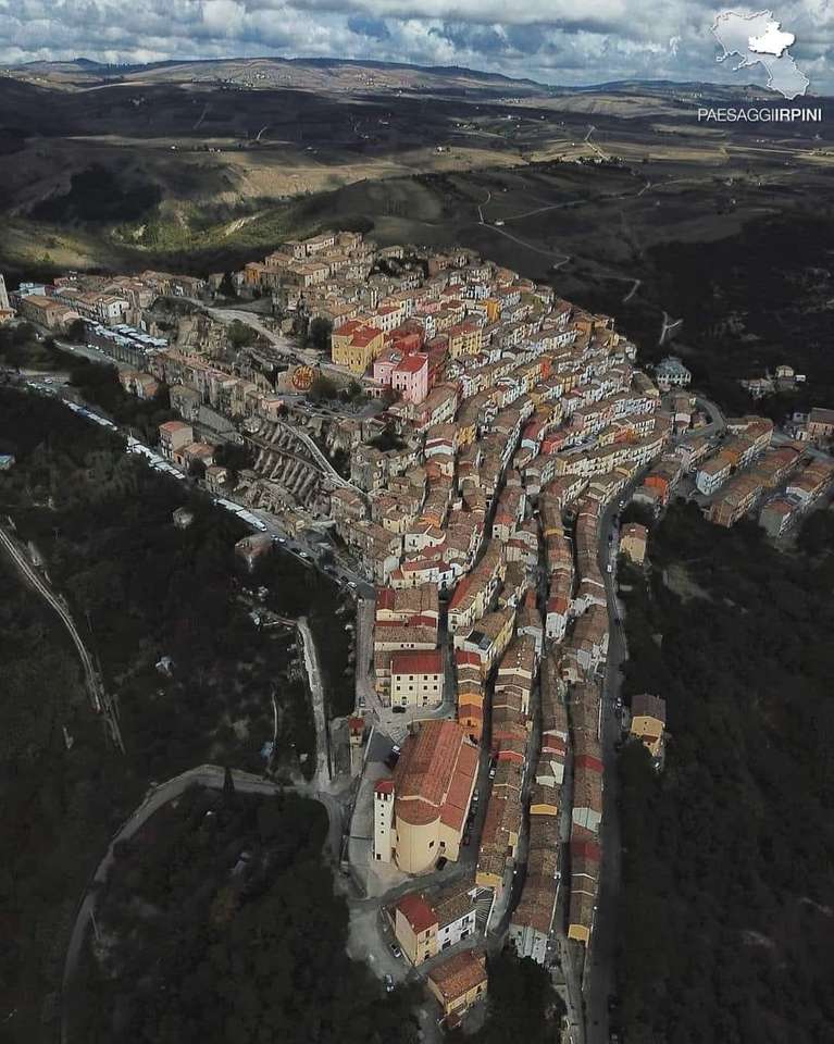 Calitri - Itálie při pohledu shora online puzzle