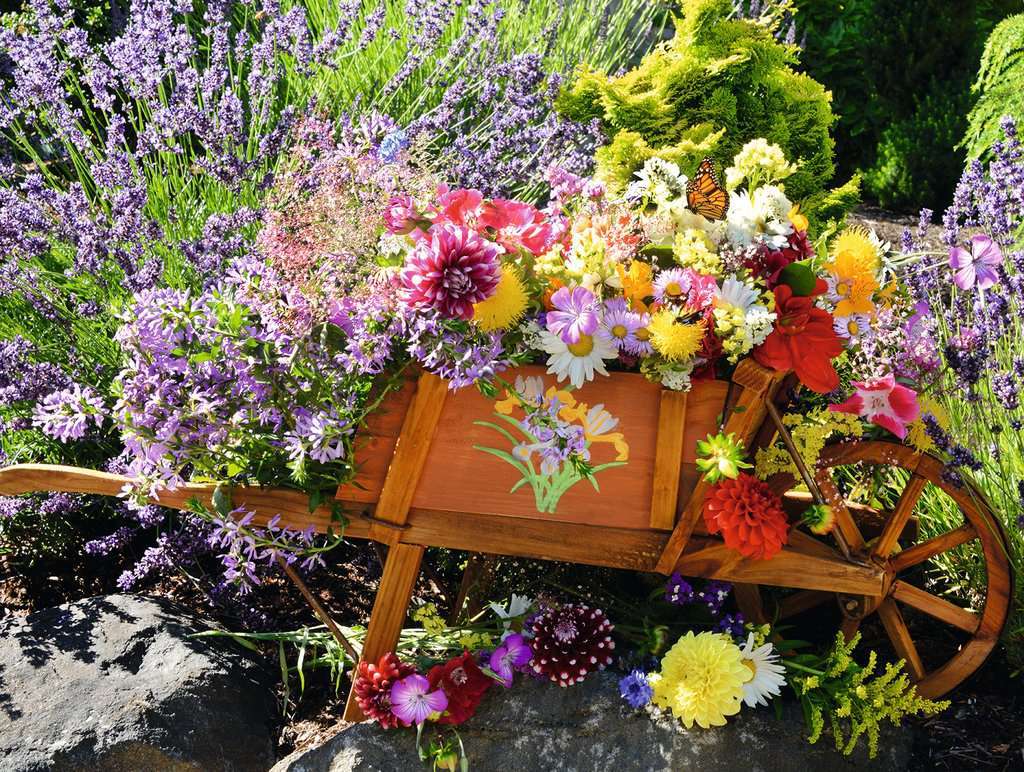 λουλούδια στον κήπο σε ένα ξύλινο καρότσι online παζλ