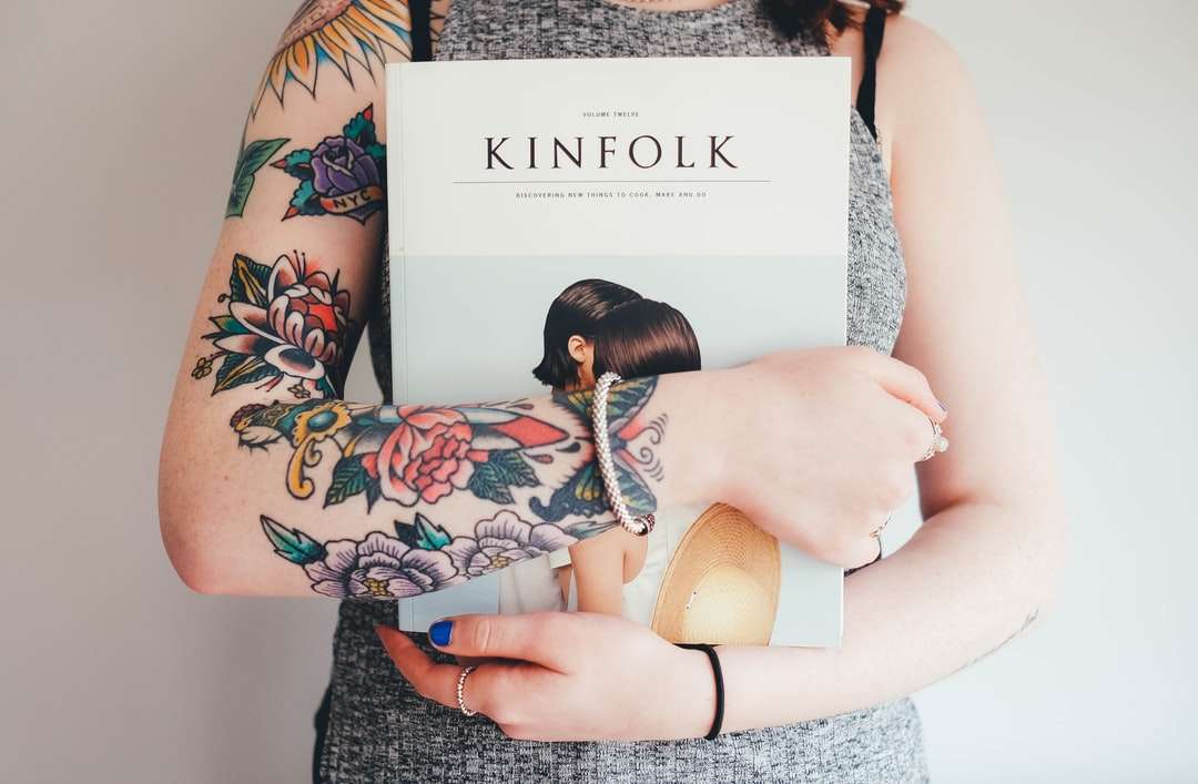 osoba, která drží knihu Kinfolk skládačky online