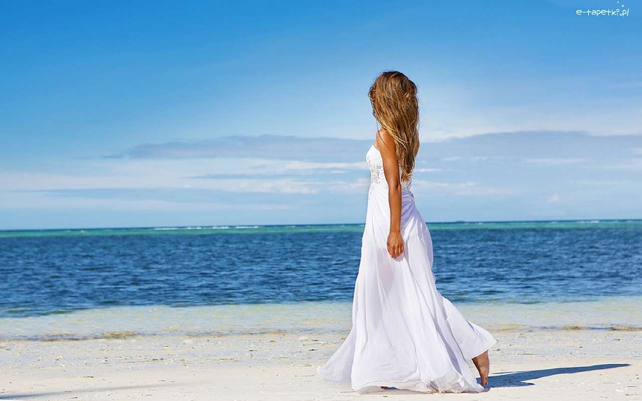 блондинка на плажа, загледана в морето онлайн пъзел