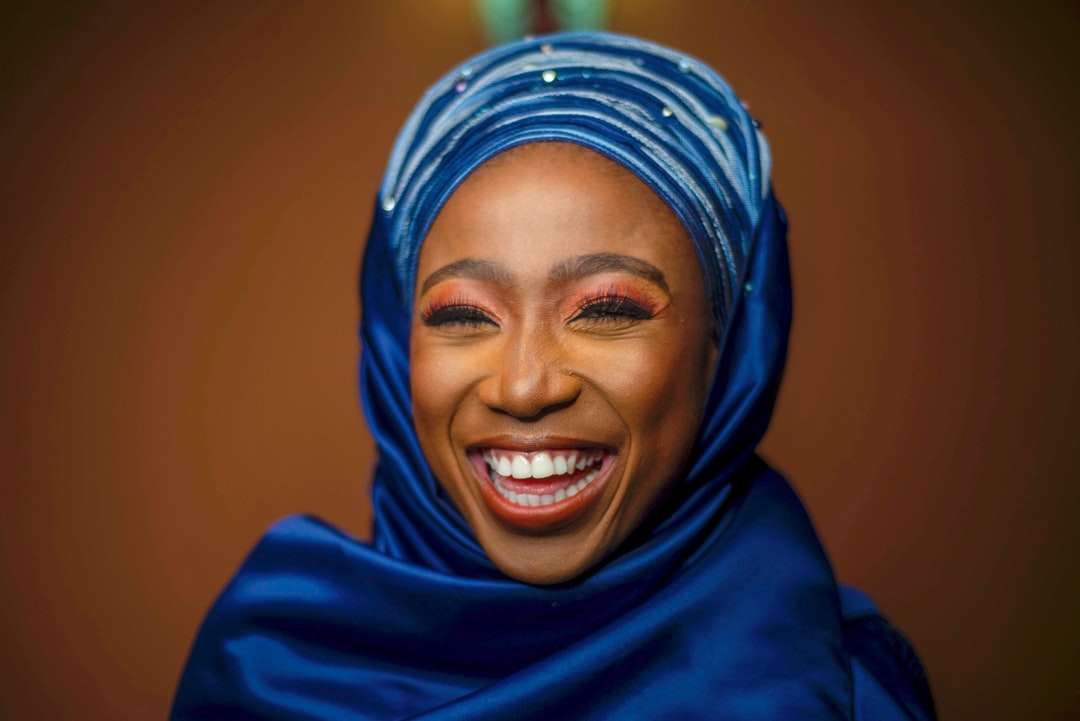mujer en azul hijab sonriendo rompecabezas en línea