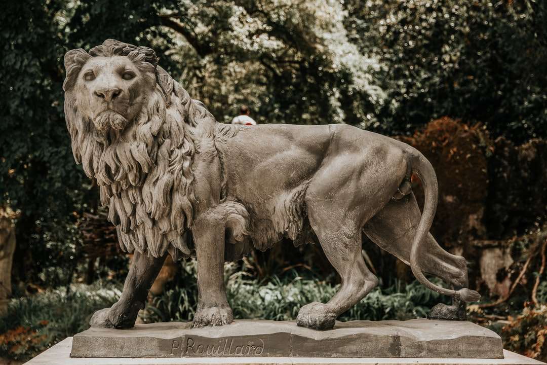 статуя лева в парку пазл онлайн