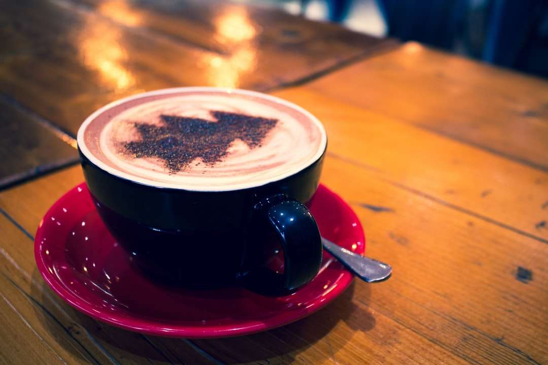 copo azul com cappuccino na tigela vermelha puzzle online