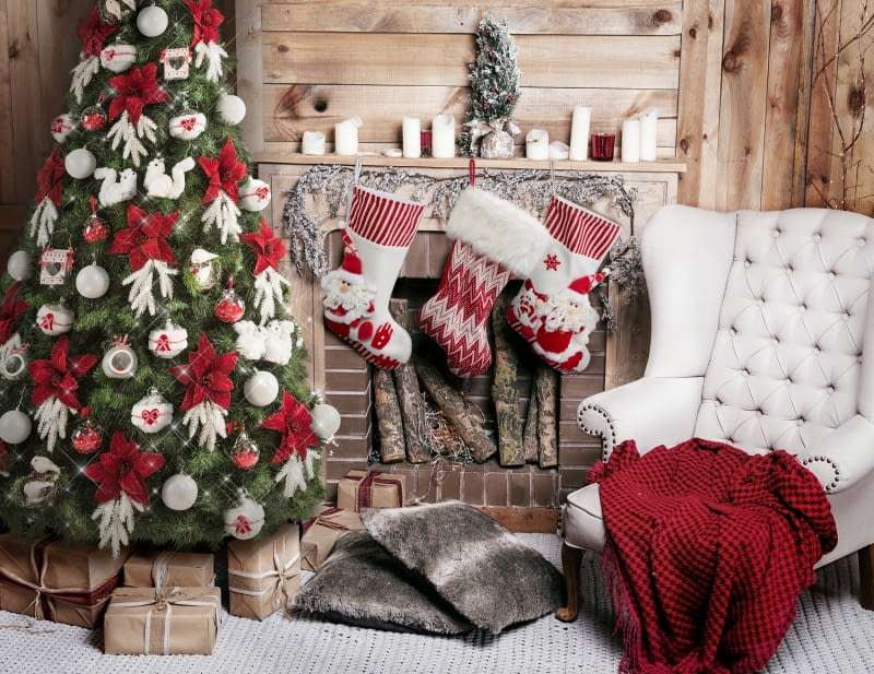 Árbol de Navidad y adornos junto a la chimenea. rompecabezas en línea