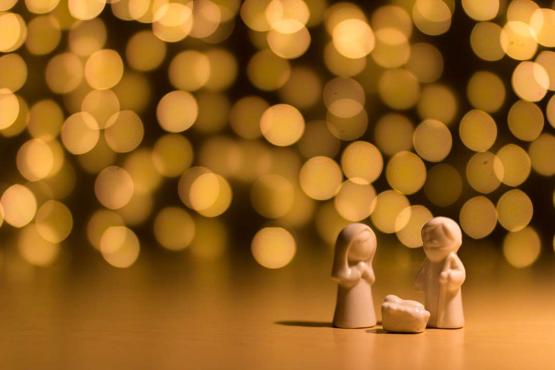 fotografie focalizată superficială a figurinei Nașterii Domnului puzzle online